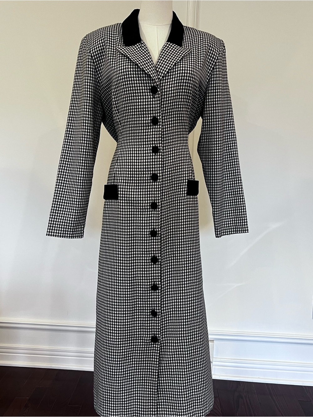 Vintage Houndstooth Longline Coat Dress Black Velvet Collar Button Front Sz 16